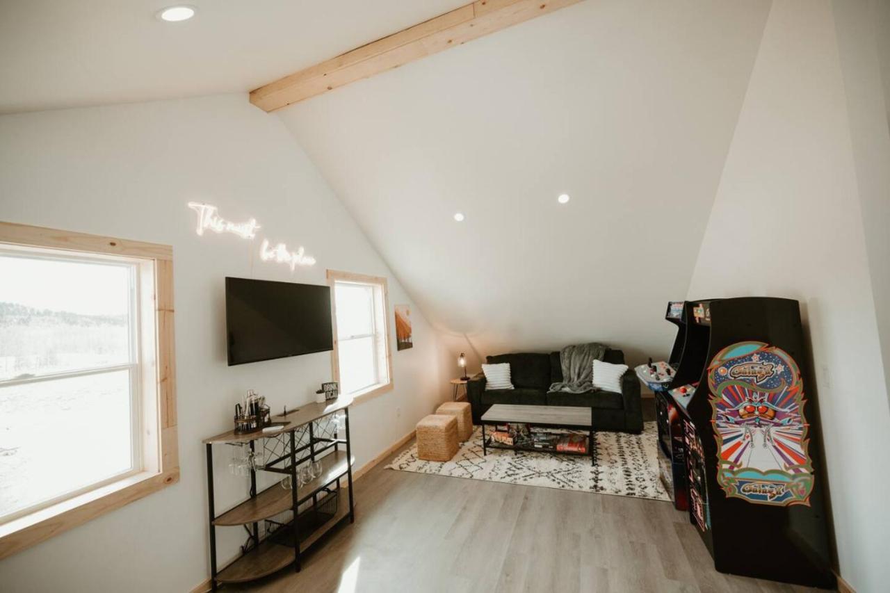 New Cabin Pet Friendly With A Game Room And King Beds