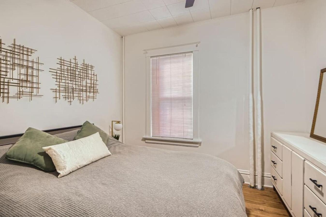 Remodeled 3 Bedroom Close to St Broadway And Sante Fe And CBD