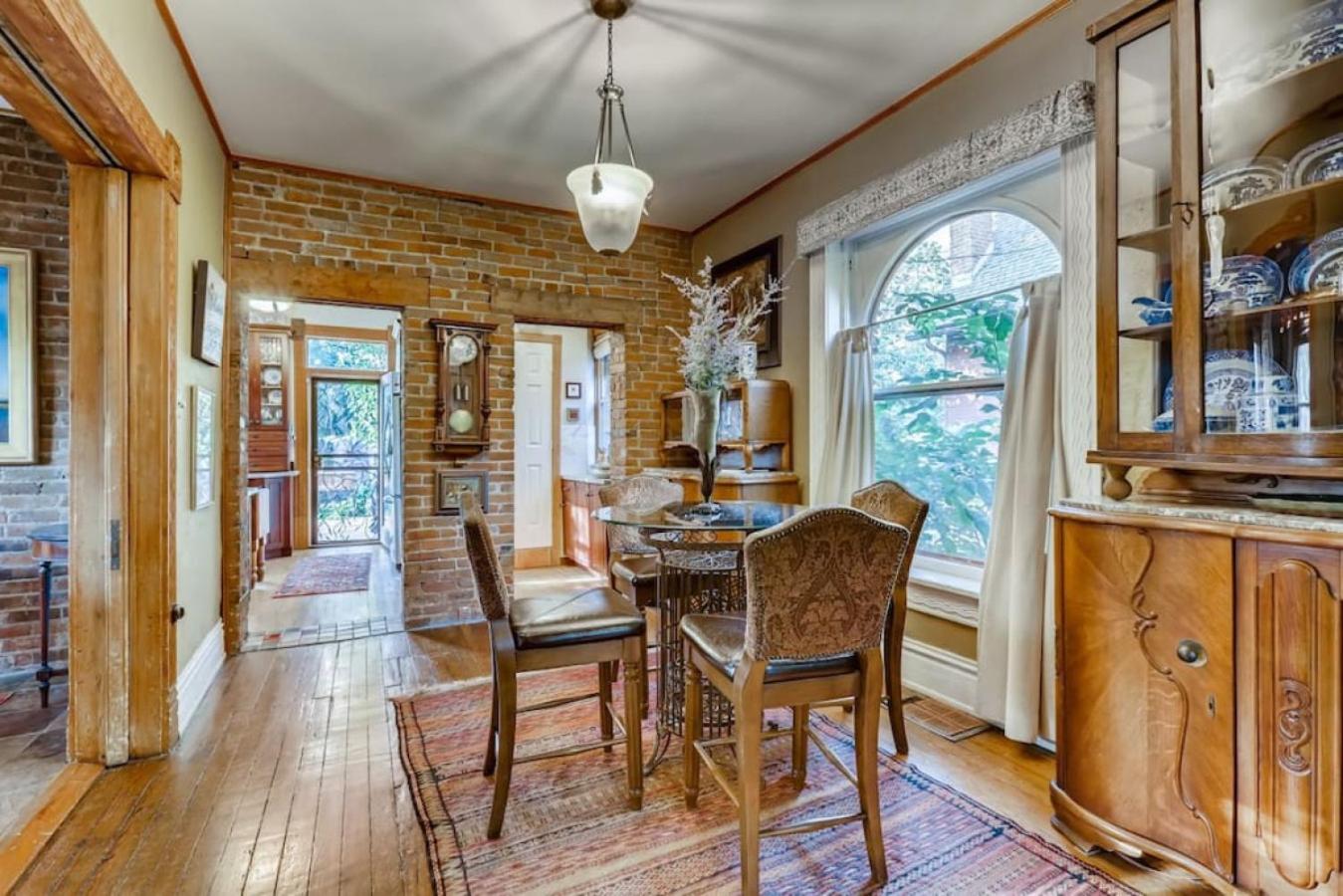 Artsy Victorian Great Location And Amazing Outdoor Space