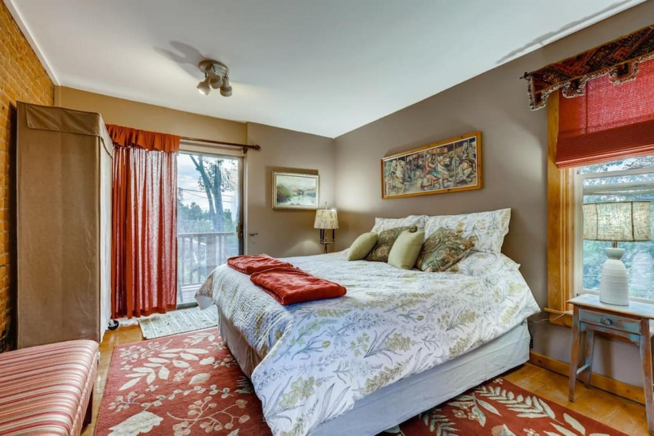 Artsy Victorian Great Location And Amazing Outdoor Space