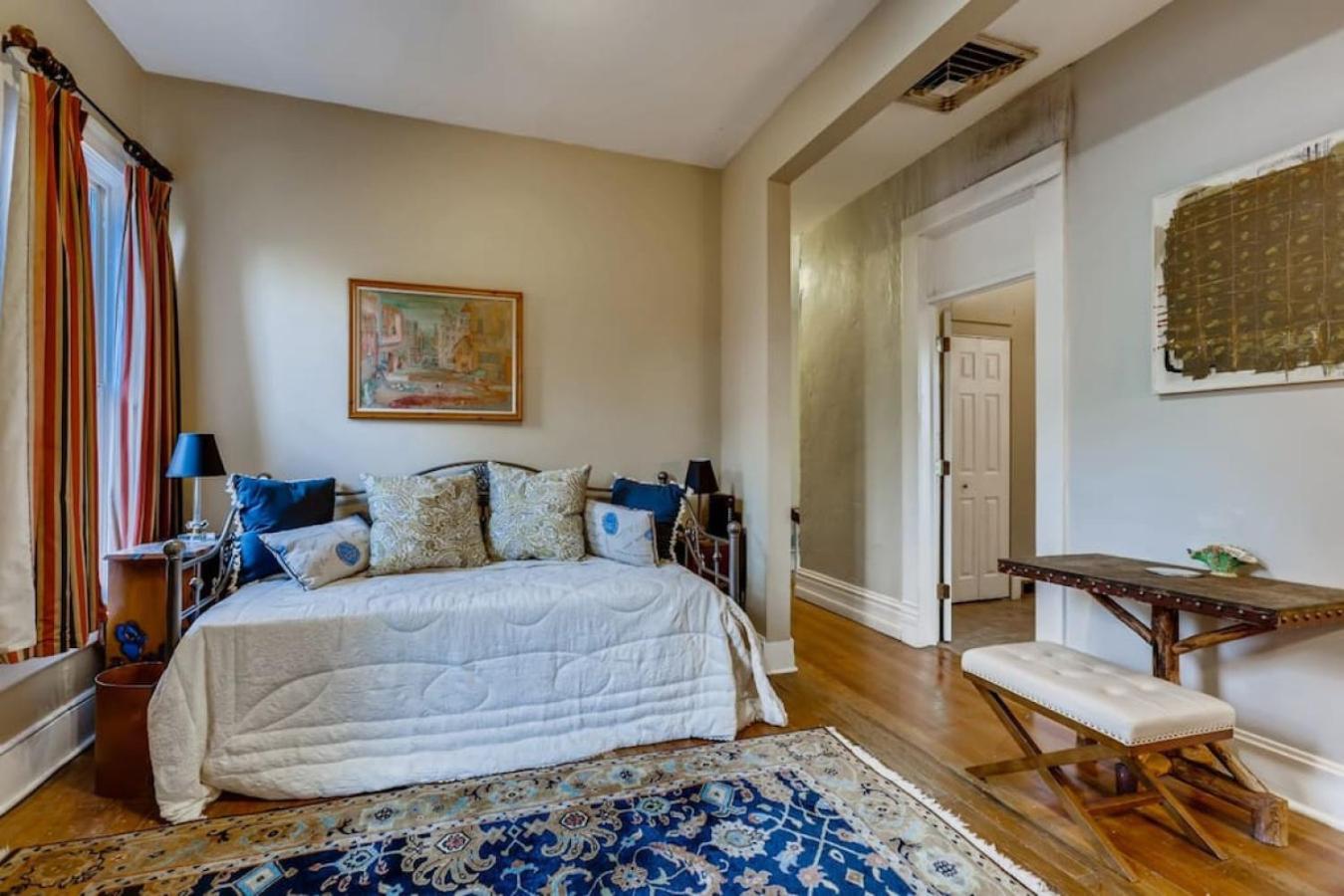 Artsy Victorian Great Location And Amazing Outdoor Space