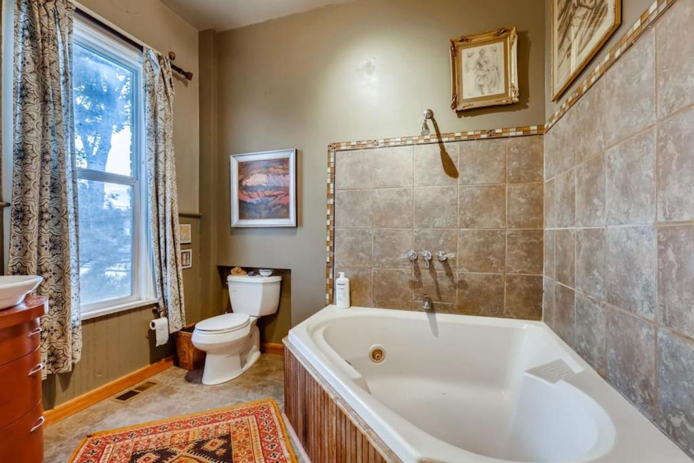 Artsy Victorian Great Location And Amazing Outdoor Space