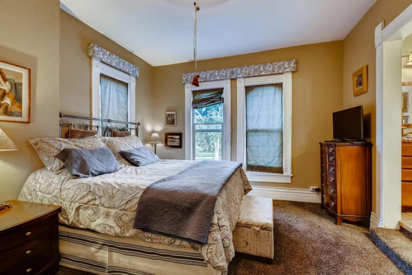 Artsy Victorian Great Location And Amazing Outdoor Space