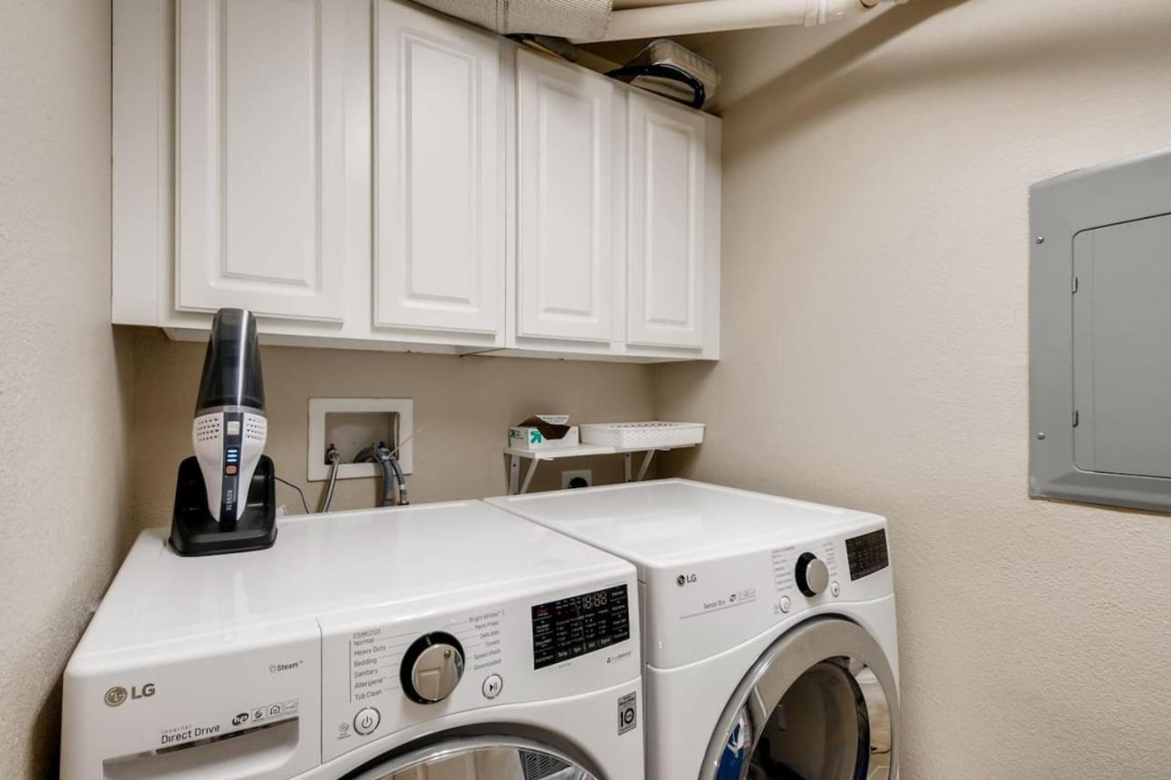 Capital Hill Condo 5 star location With Balcony