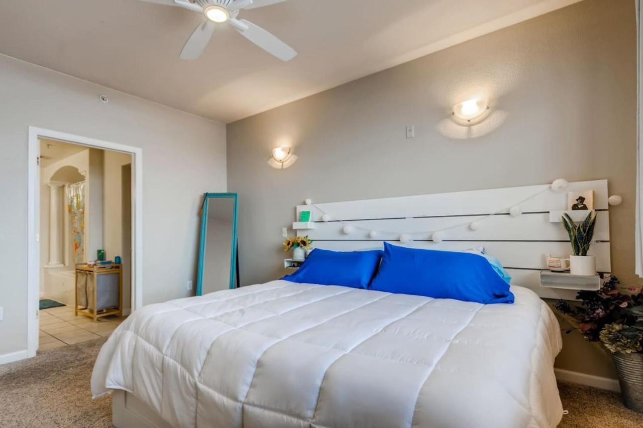 Capital Hill Condo 5 star location With Balcony
