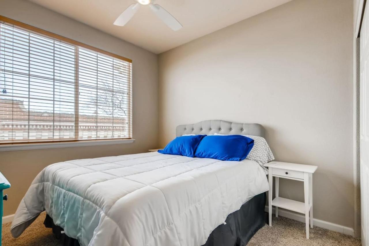 Capital Hill Condo 5 star location With Balcony
