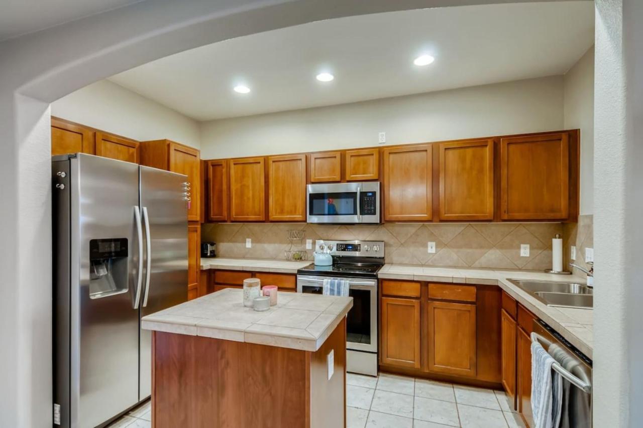 Capital Hill Condo 5 star location With Balcony