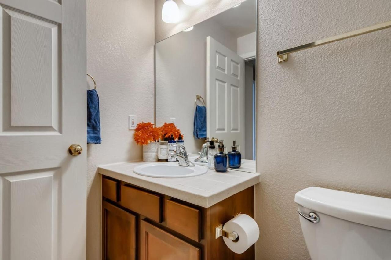 Capital Hill Condo 5 star location With Balcony