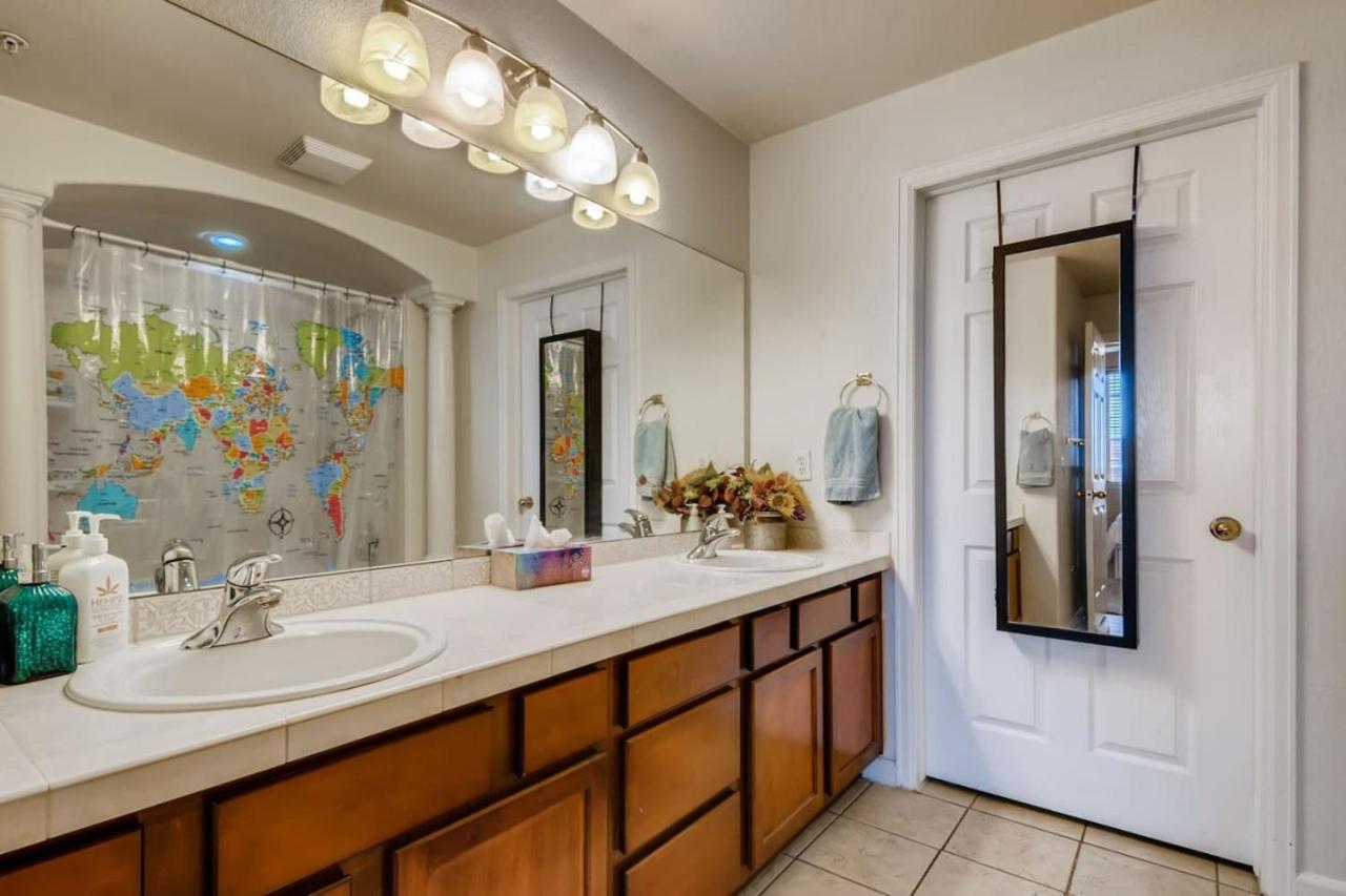 Capital Hill Condo 5 star location With Balcony