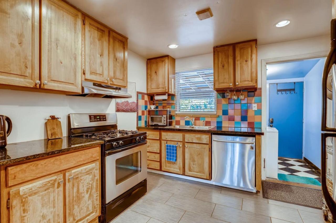 Cozy Highland Hideout With Kitchen And Parking And WFH