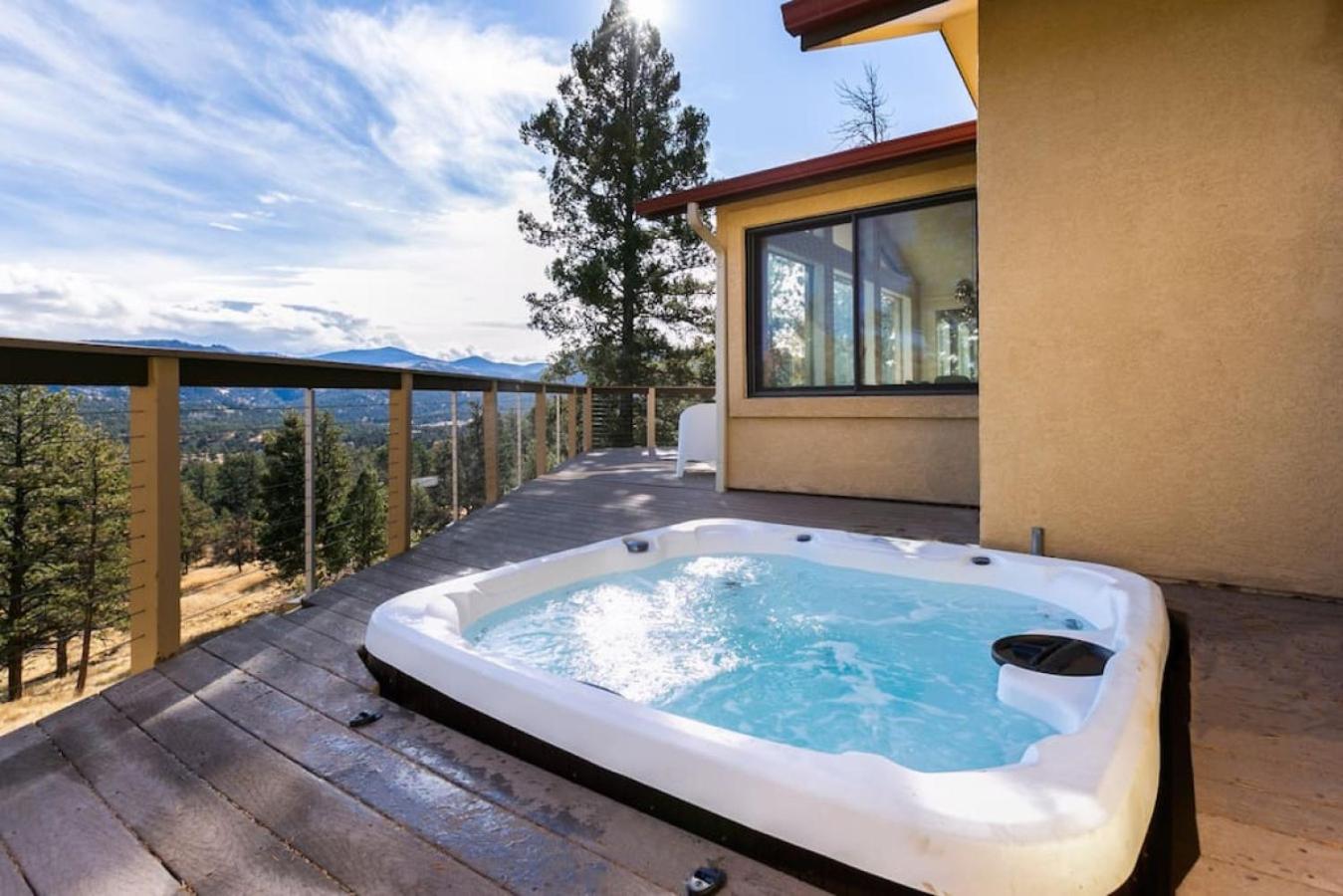 Luxury Mountain Getaway With A Hot Tub And Deck