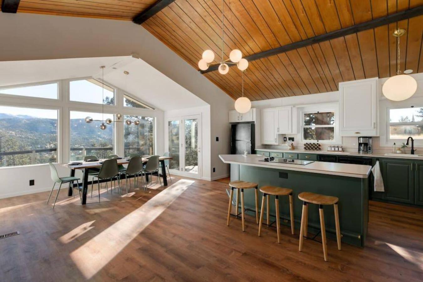 Luxury Mountain Getaway With A Hot Tub And Deck