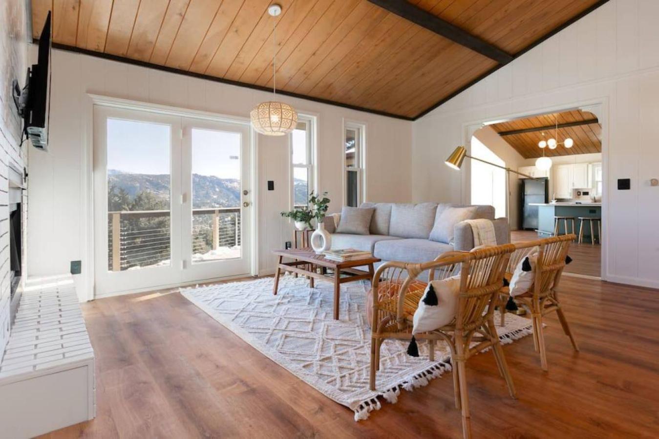 Luxury Mountain Getaway With A Hot Tub And Deck