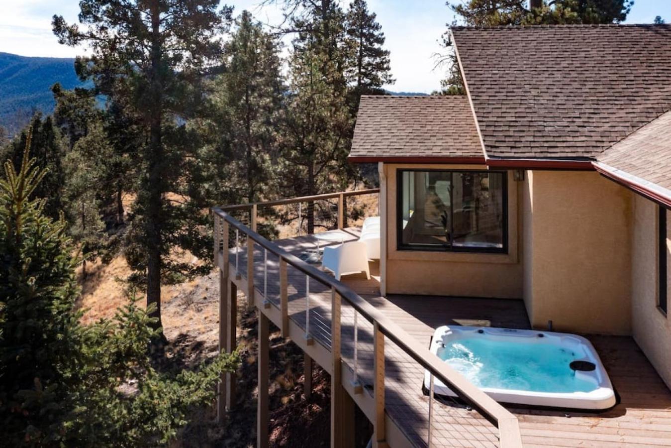 Luxury Mountain Getaway With A Hot Tub And Deck