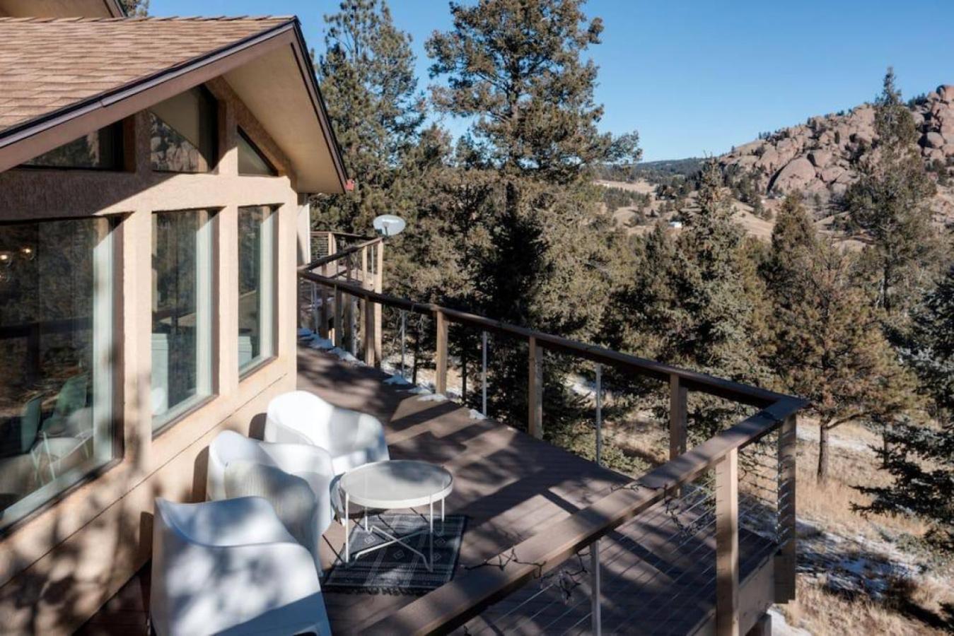 Luxury Mountain Getaway With A Hot Tub And Deck