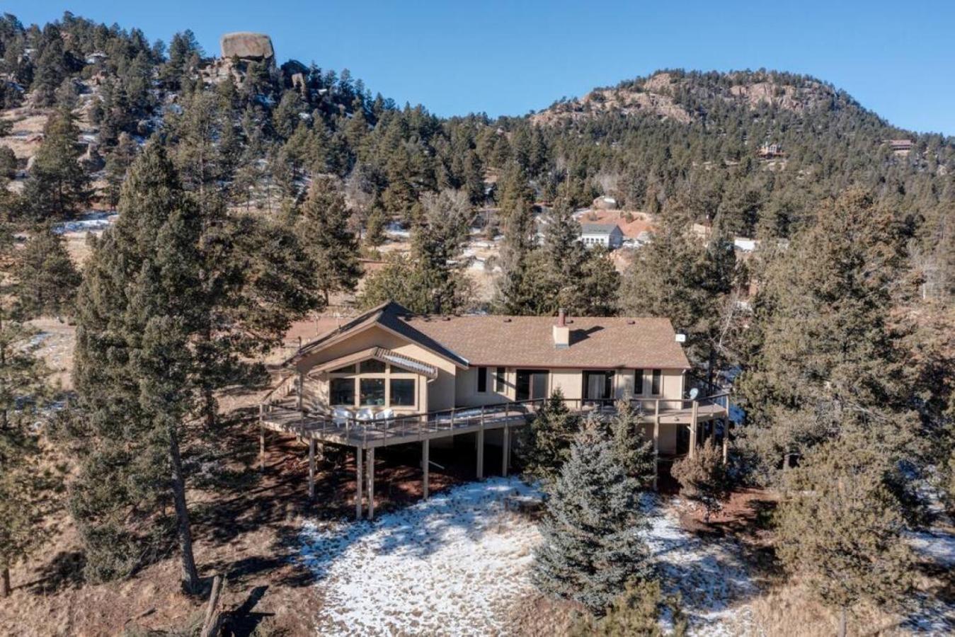 Luxury Mountain Getaway With A Hot Tub And Deck