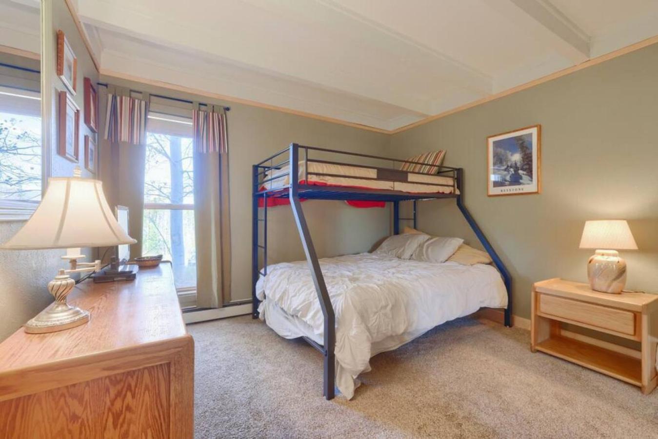 Pet Friendly With A Fireplace A Pool Near Mountain Biking And Skiing