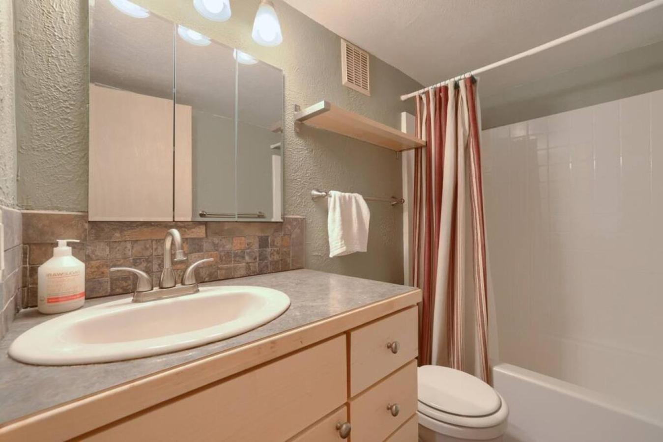 Pet Friendly With A Fireplace A Pool Near Mountain Biking And Skiing