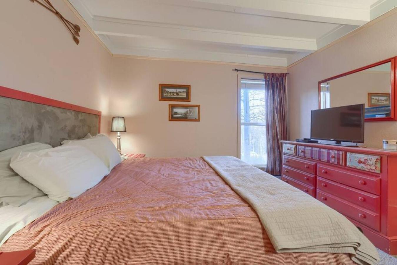 Pet Friendly With A Fireplace A Pool Near Mountain Biking And Skiing