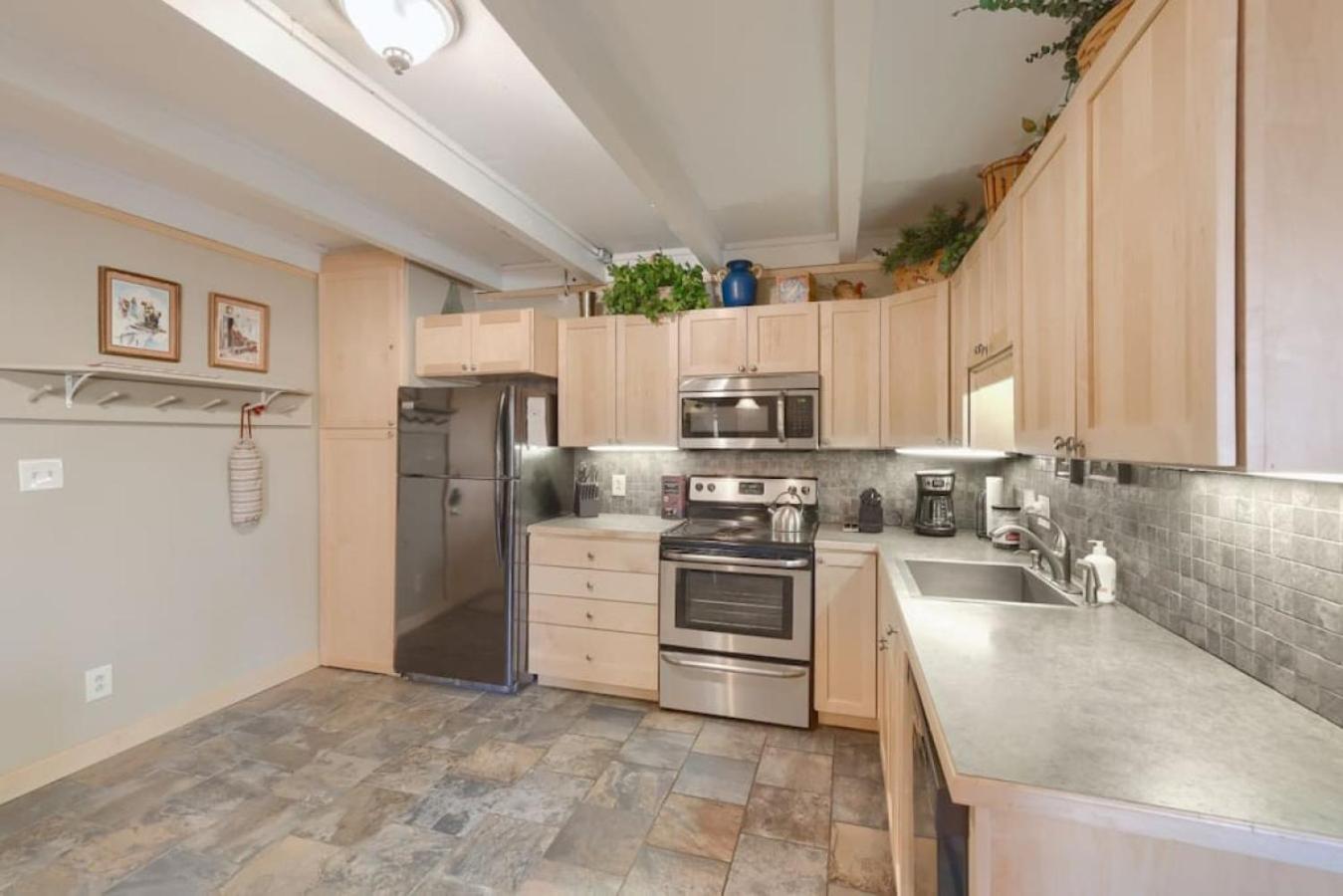 Pet Friendly With A Fireplace A Pool Near Mountain Biking And Skiing