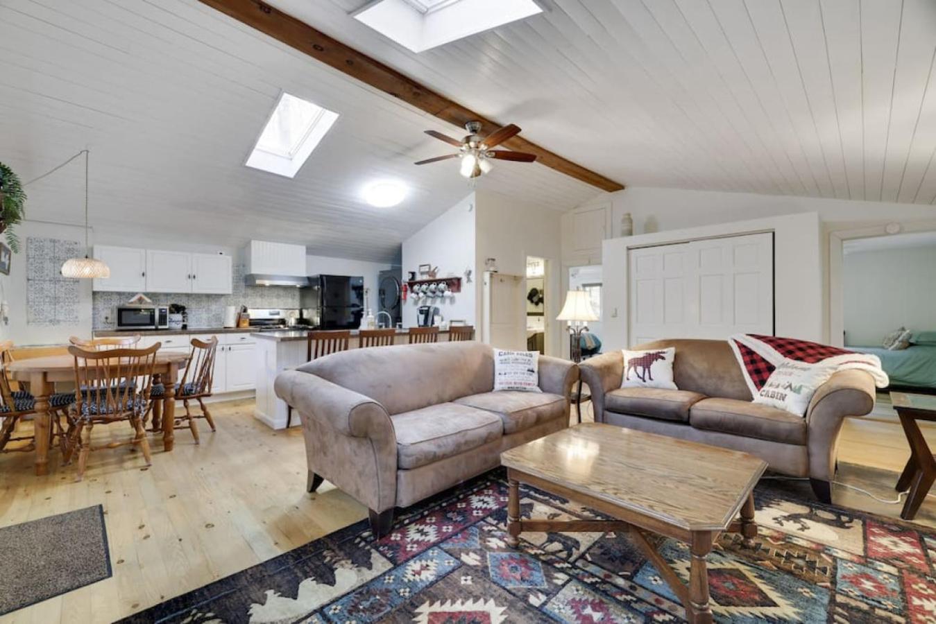 Family Friendly Cabin With A Firepit And A Hot Tub In Heart of Poconos