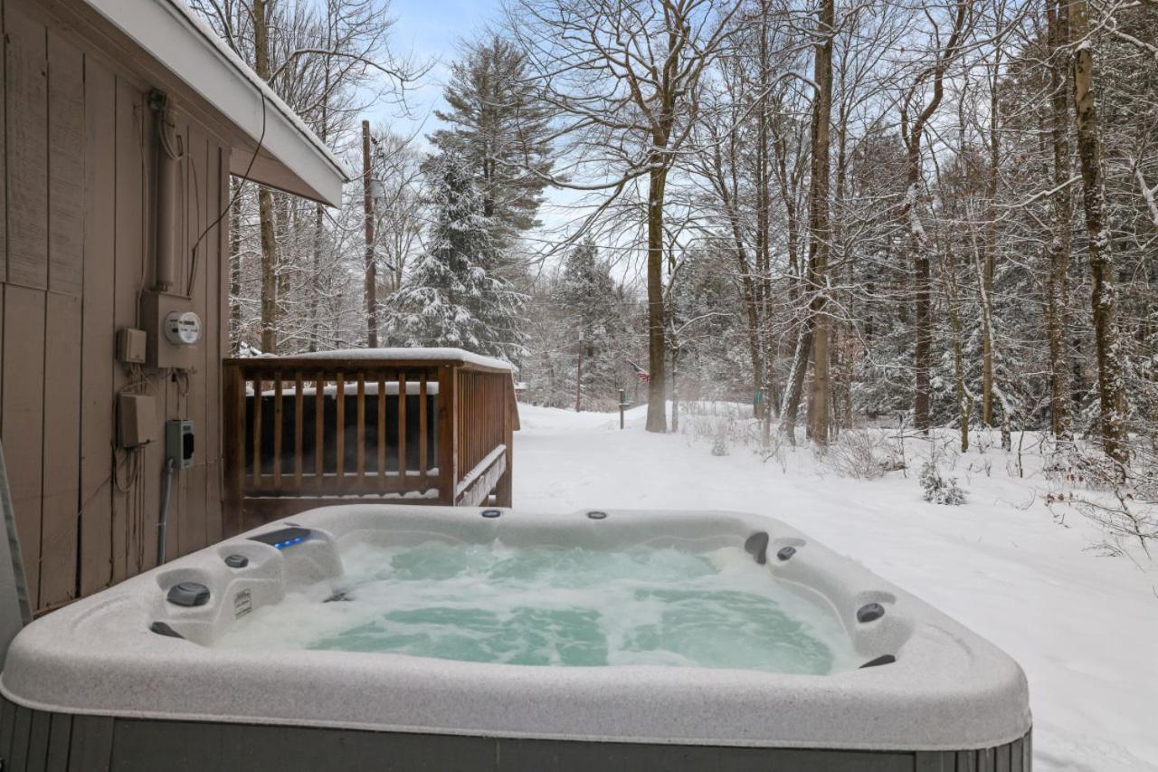 Family Friendly Cabin With A Firepit And A Hot Tub In Heart of Poconos