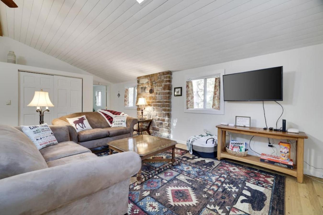 Family Friendly Cabin With A Firepit And A Hot Tub In Heart of Poconos