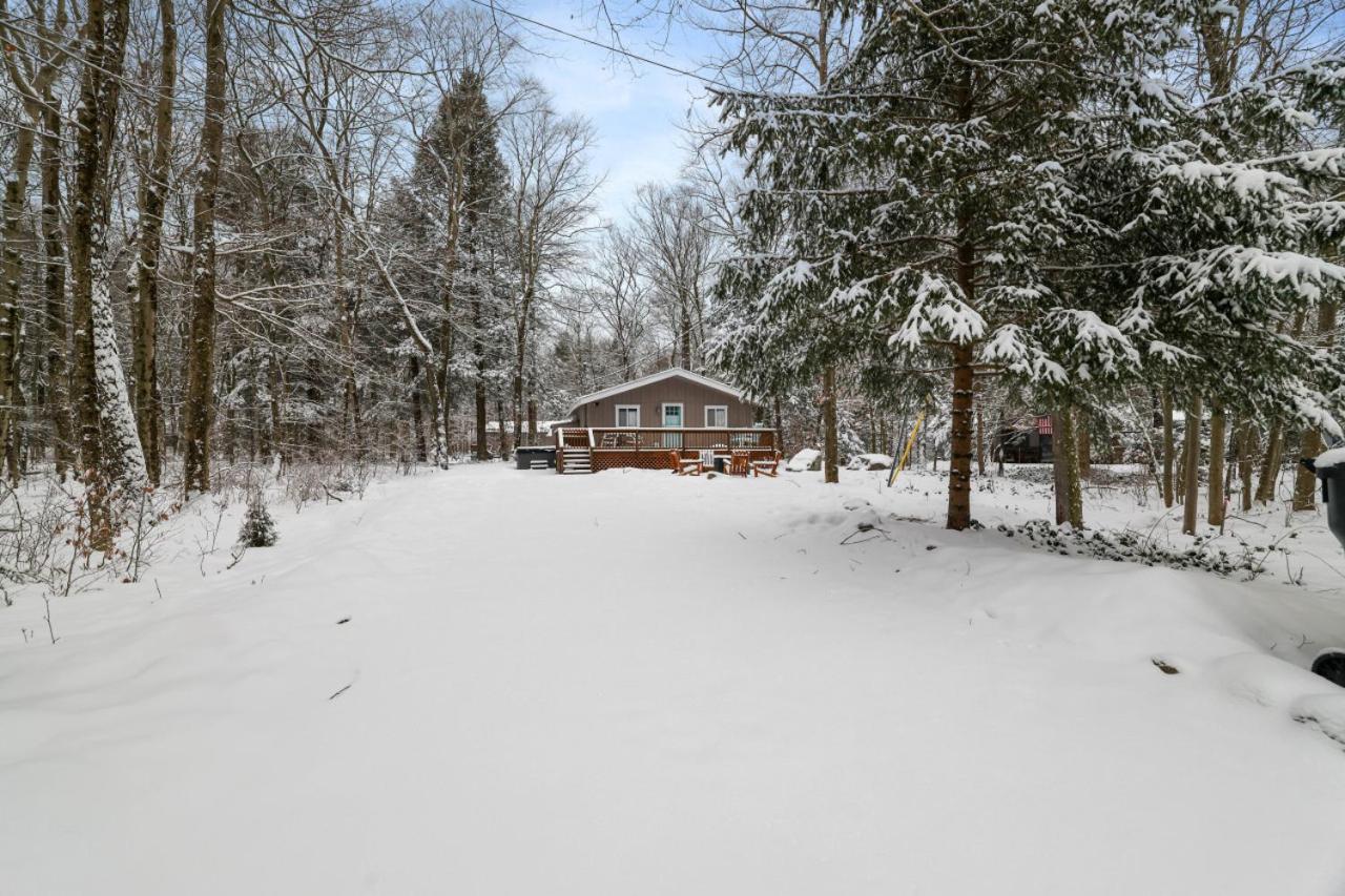Family Friendly Cabin With A Firepit And A Hot Tub In Heart of Poconos