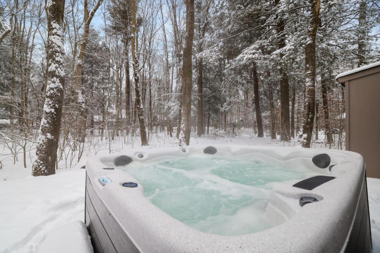 Family Friendly Cabin With A Firepit And A Hot Tub In Heart of Poconos