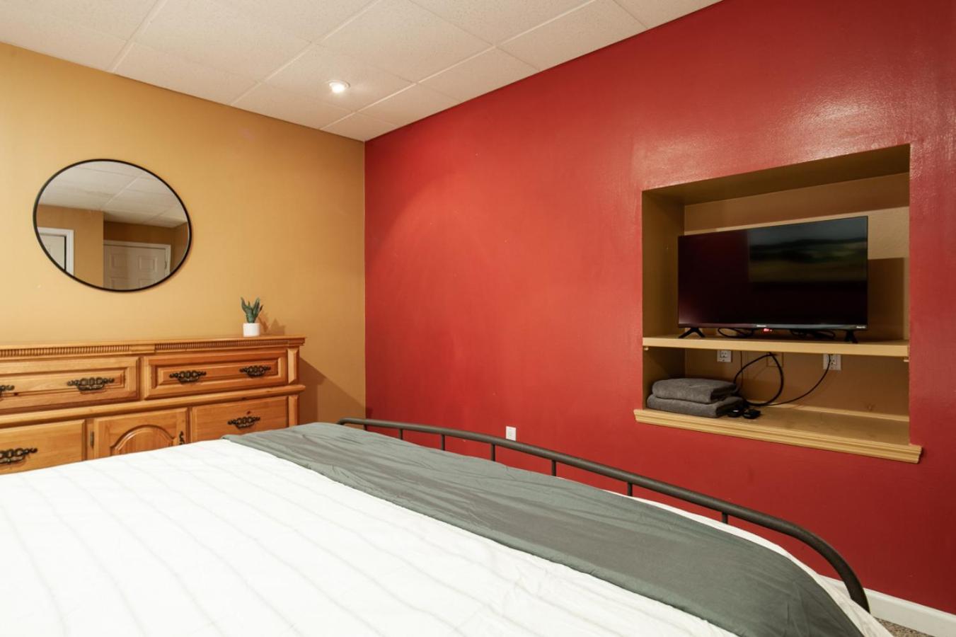 Valley Heights w Hot Tub Life Size Games Lounge