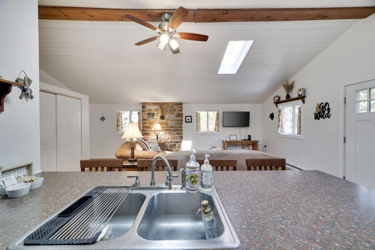 Family Friendly Cabin With A Firepit And A Hot Tub In Heart of Poconos