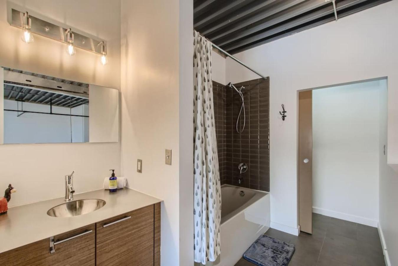 New Hip Loft Near RiNo Taxi District With A Pool