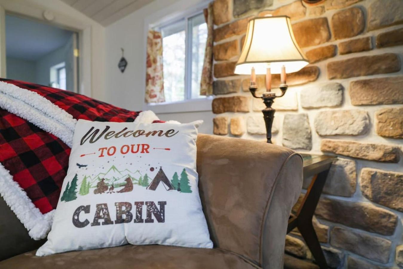 Family Friendly Cabin With A Firepit And A Hot Tub In Heart of Poconos