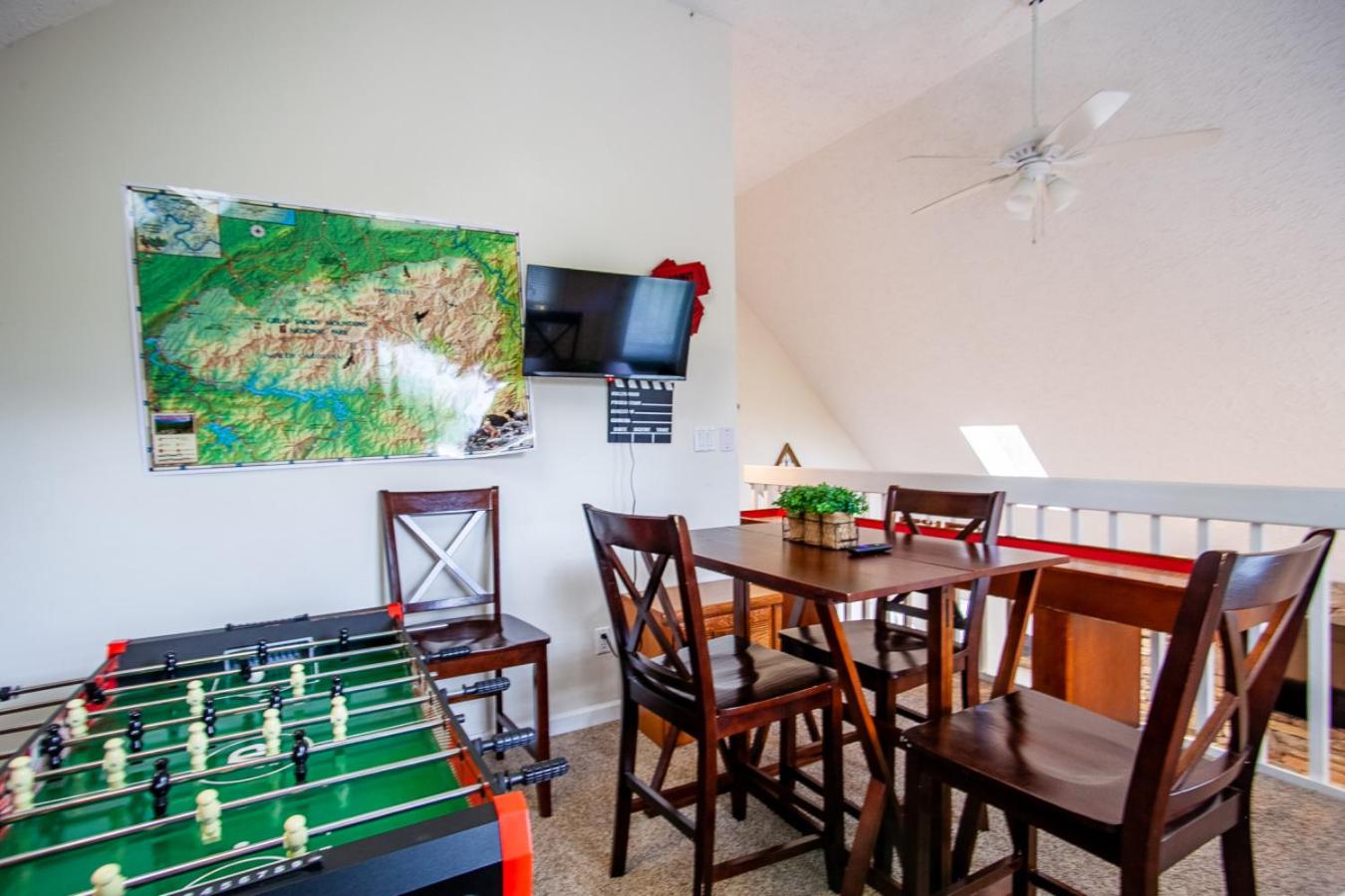 Valley Heights w Hot Tub Life Size Games Lounge