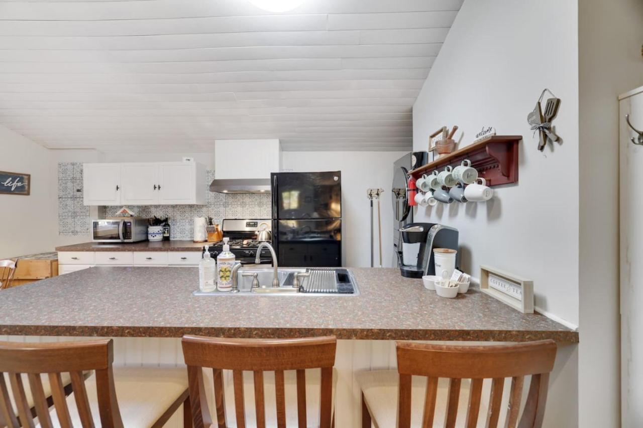 Family Friendly Cabin With A Firepit And A Hot Tub In Heart of Poconos