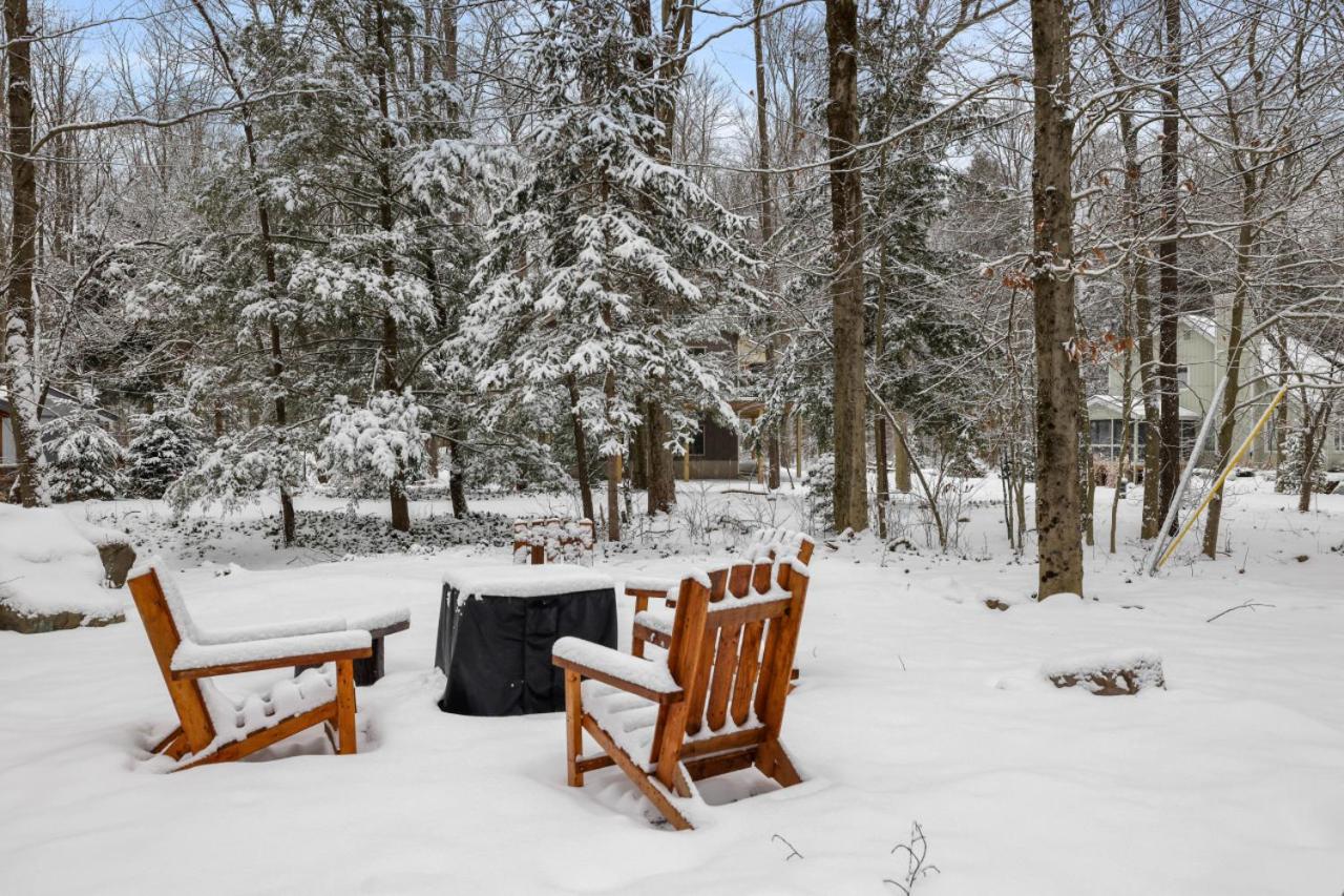 Family Friendly Cabin With A Firepit And A Hot Tub In Heart of Poconos