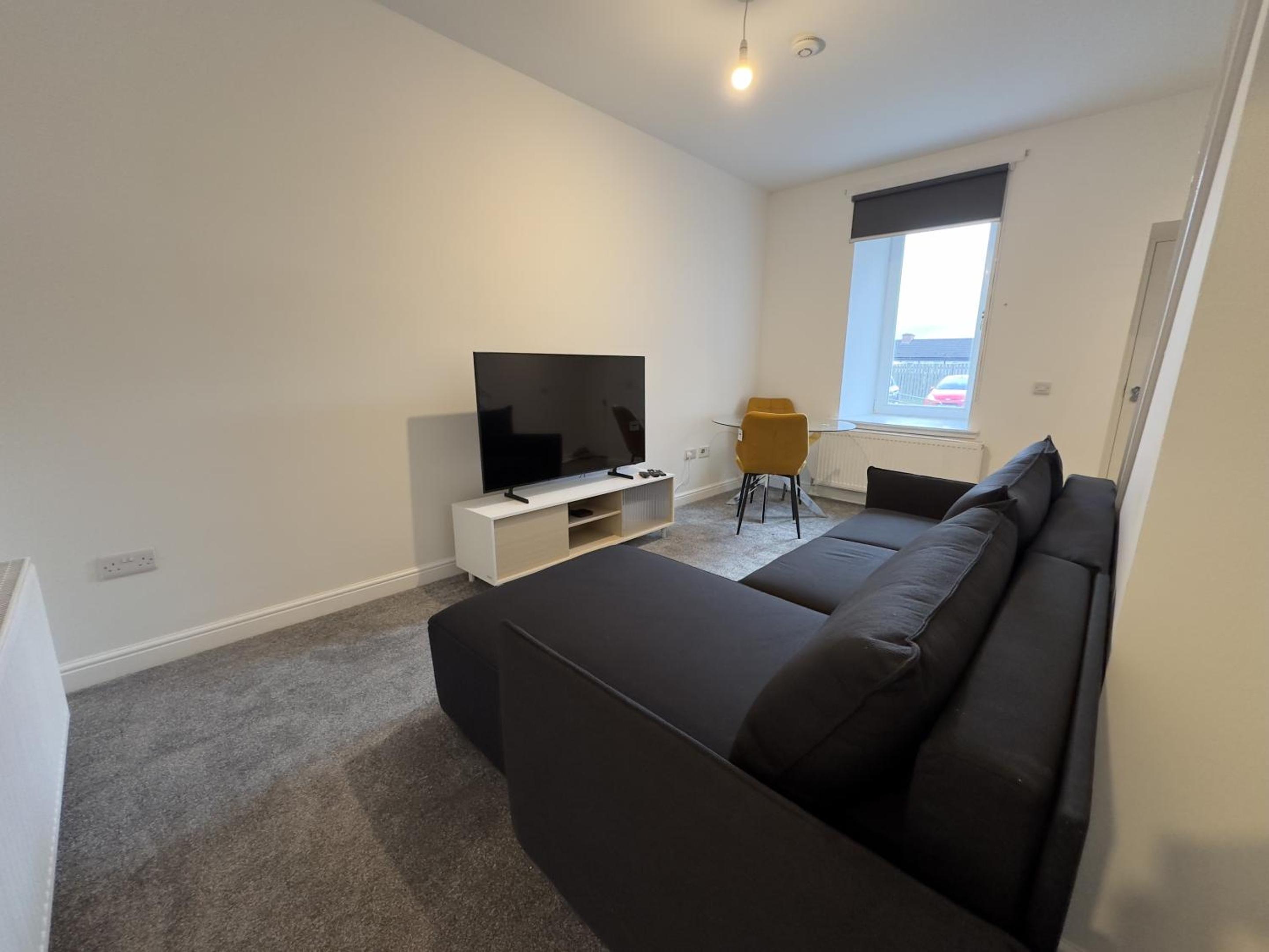 1-Bed Duplex with Sofa Bed in Airdrie Lanarkshire - Long Stays - Free Parking