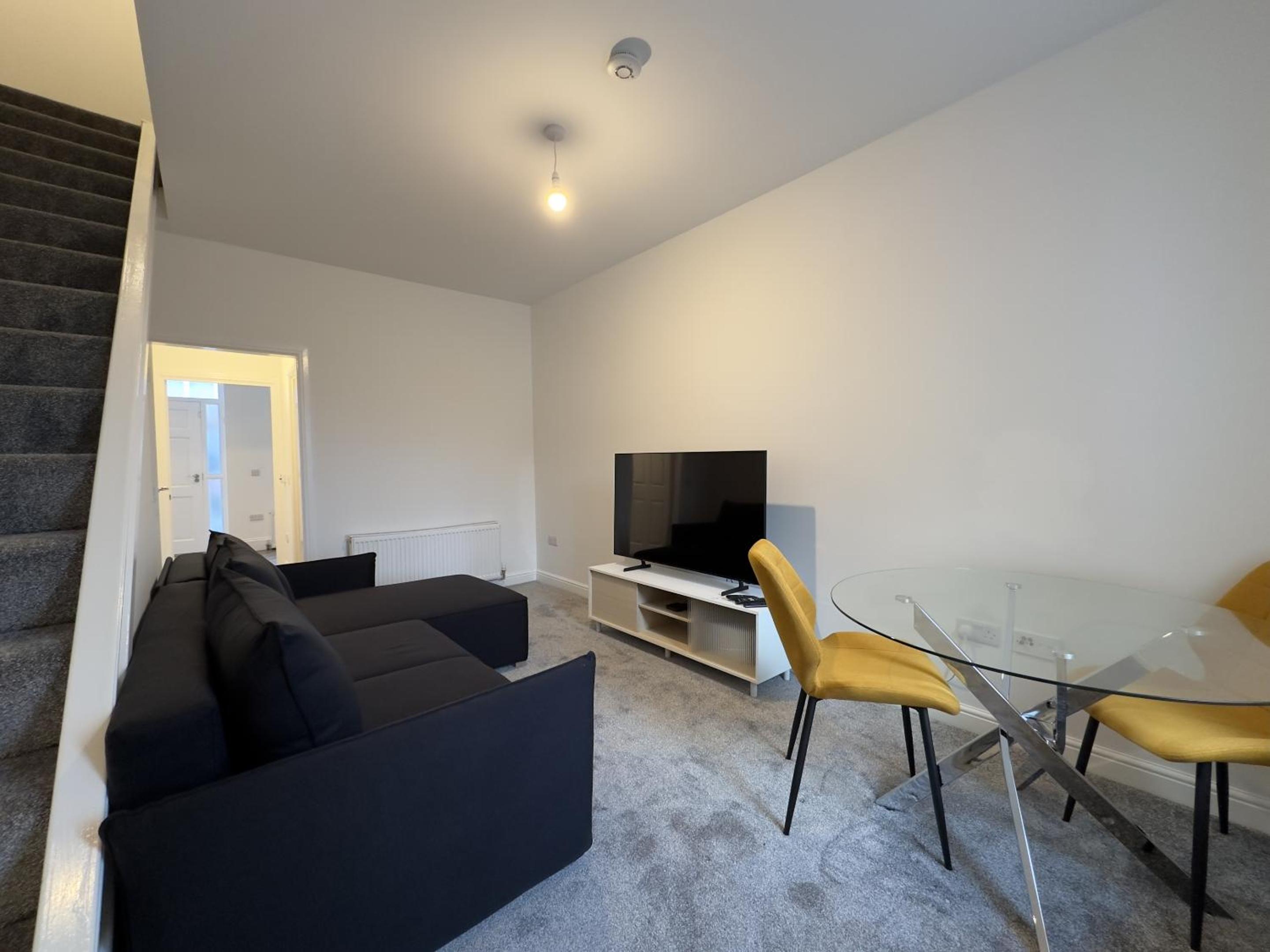 1-Bed Duplex with Sofa Bed in Airdrie Lanarkshire - Long Stays - Free Parking