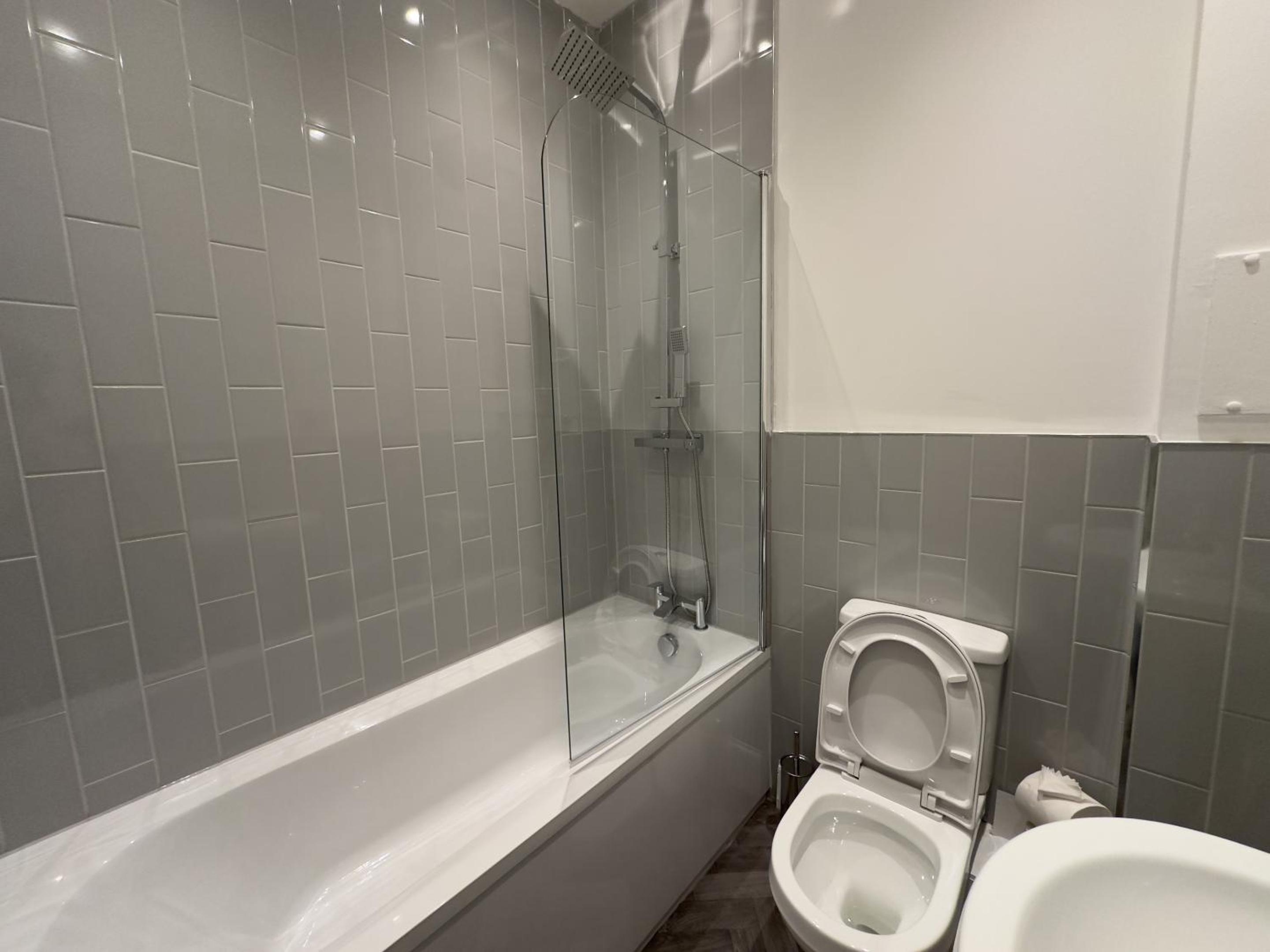 1-Bed Duplex with Sofa Bed in Airdrie Lanarkshire - Long Stays - Free Parking