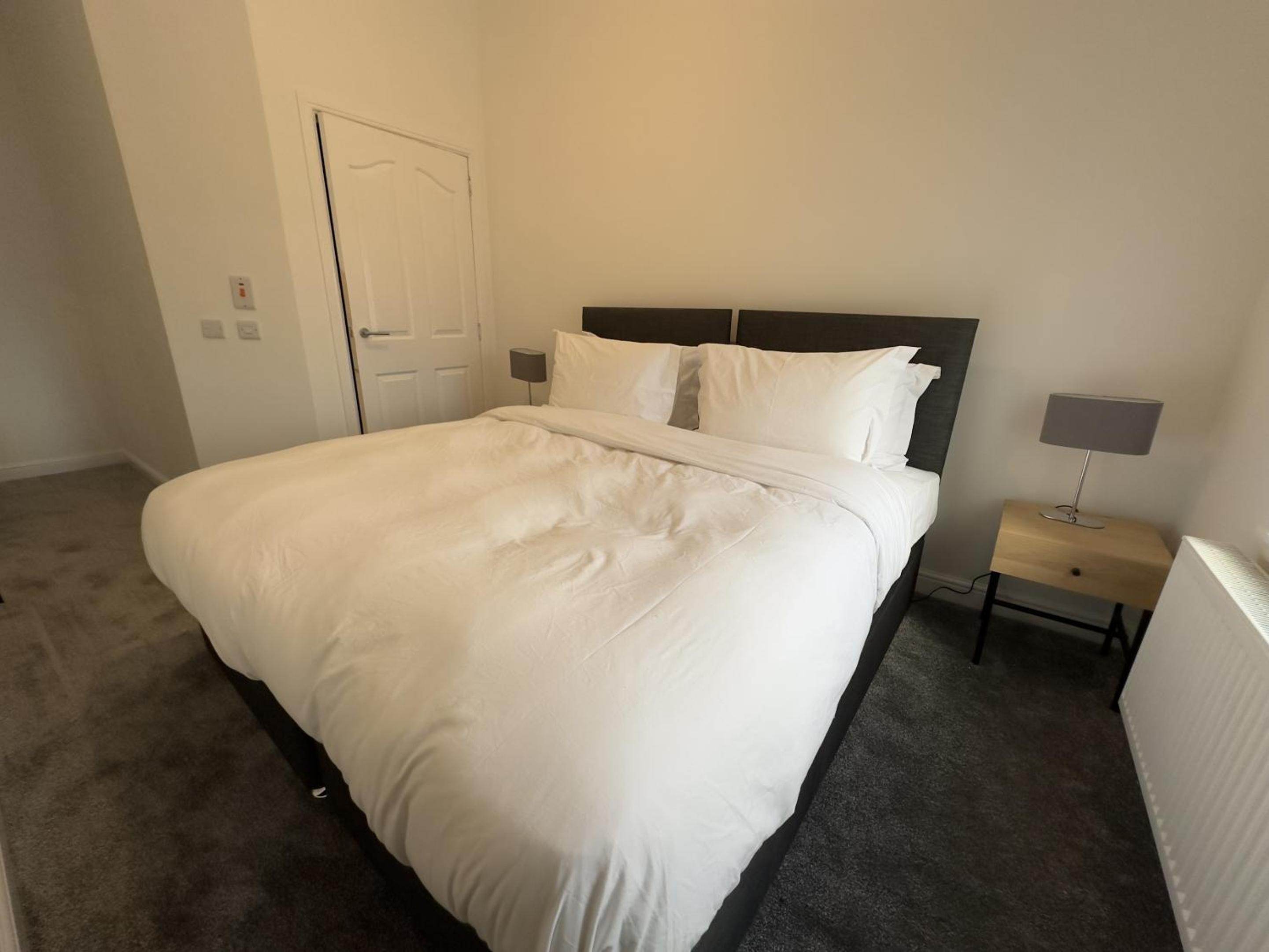 1-Bed Duplex with Sofa Bed in Airdrie Lanarkshire - Long Stays - Free Parking