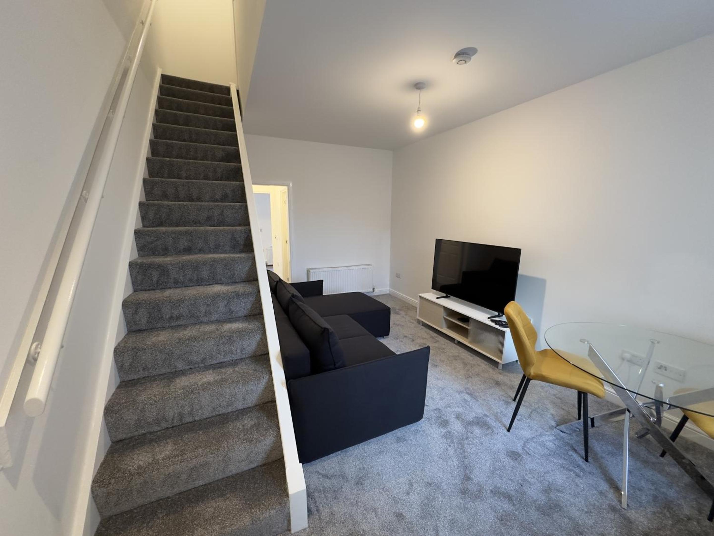 1-Bed Duplex with Sofa Bed in Airdrie Lanarkshire - Long Stays - Free Parking