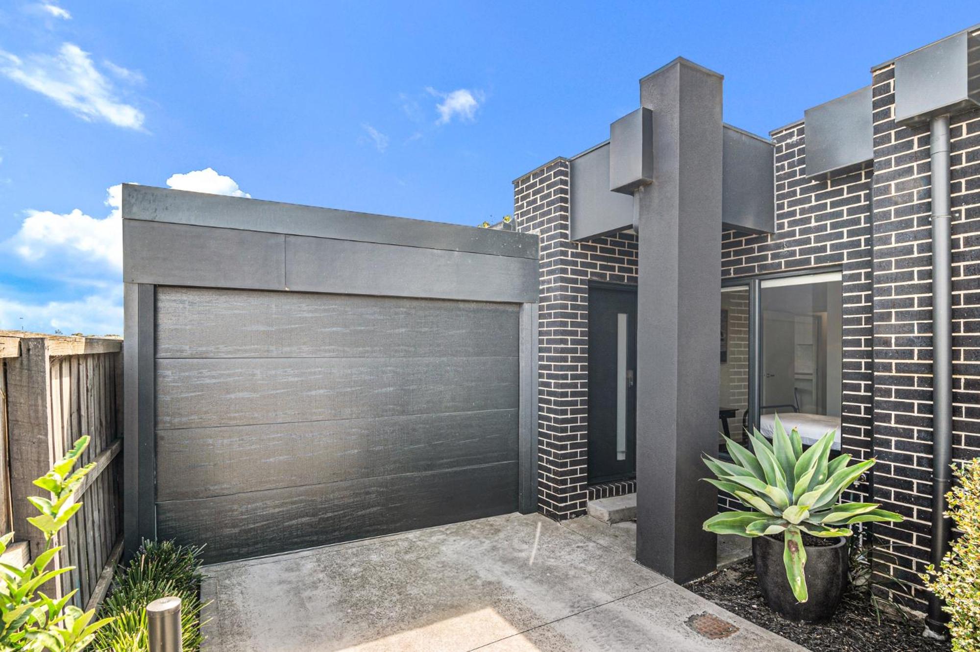 Bright 2-Bed Glenroy Home with Courtyard