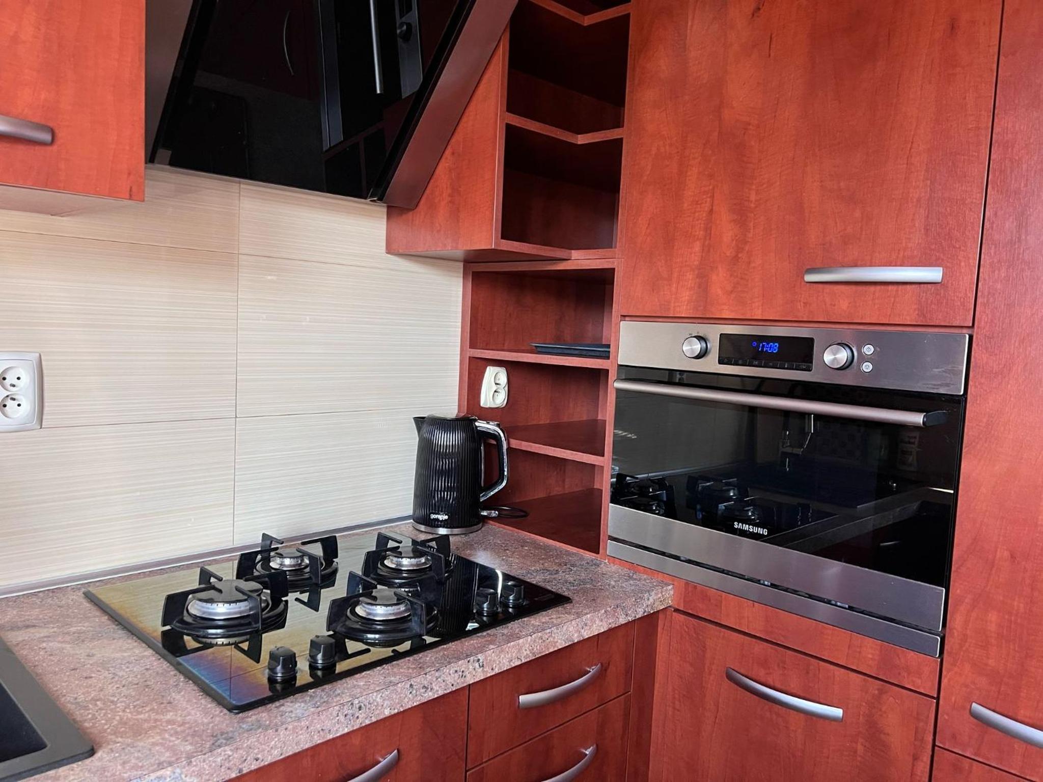 Plac Bankowy Apartment, Metro