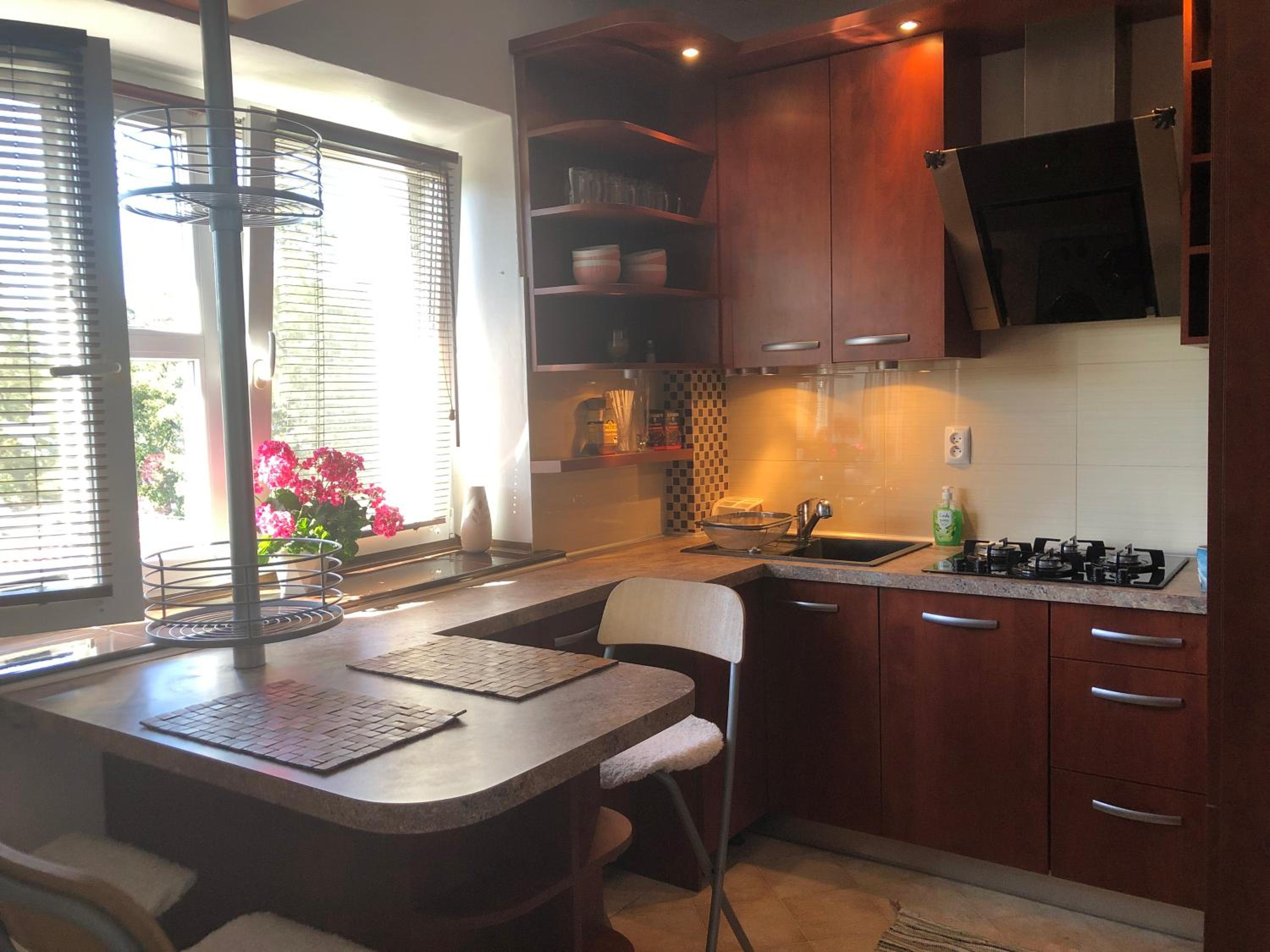 Plac Bankowy Apartment, Metro