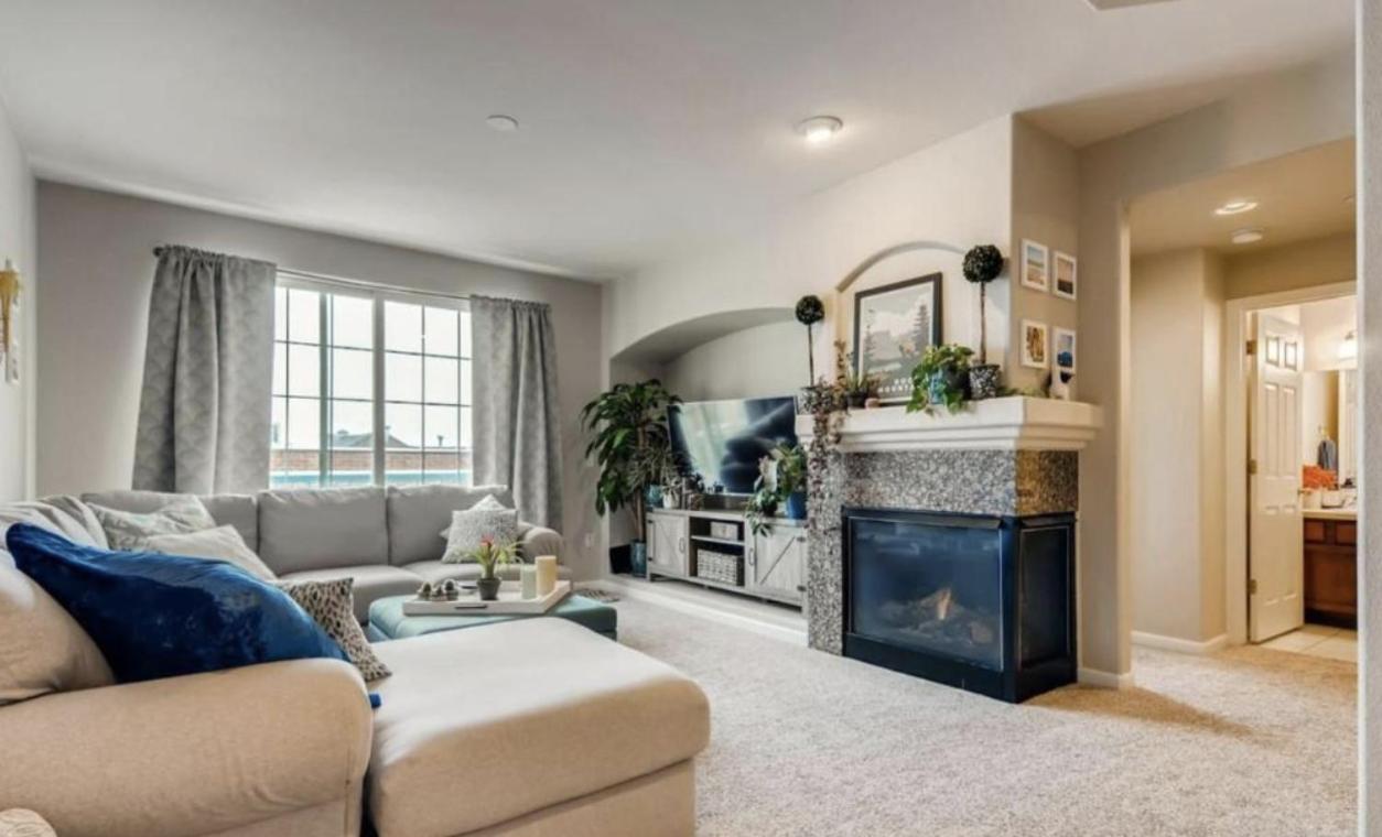 Capital Hill Condo 5 star location With Balcony