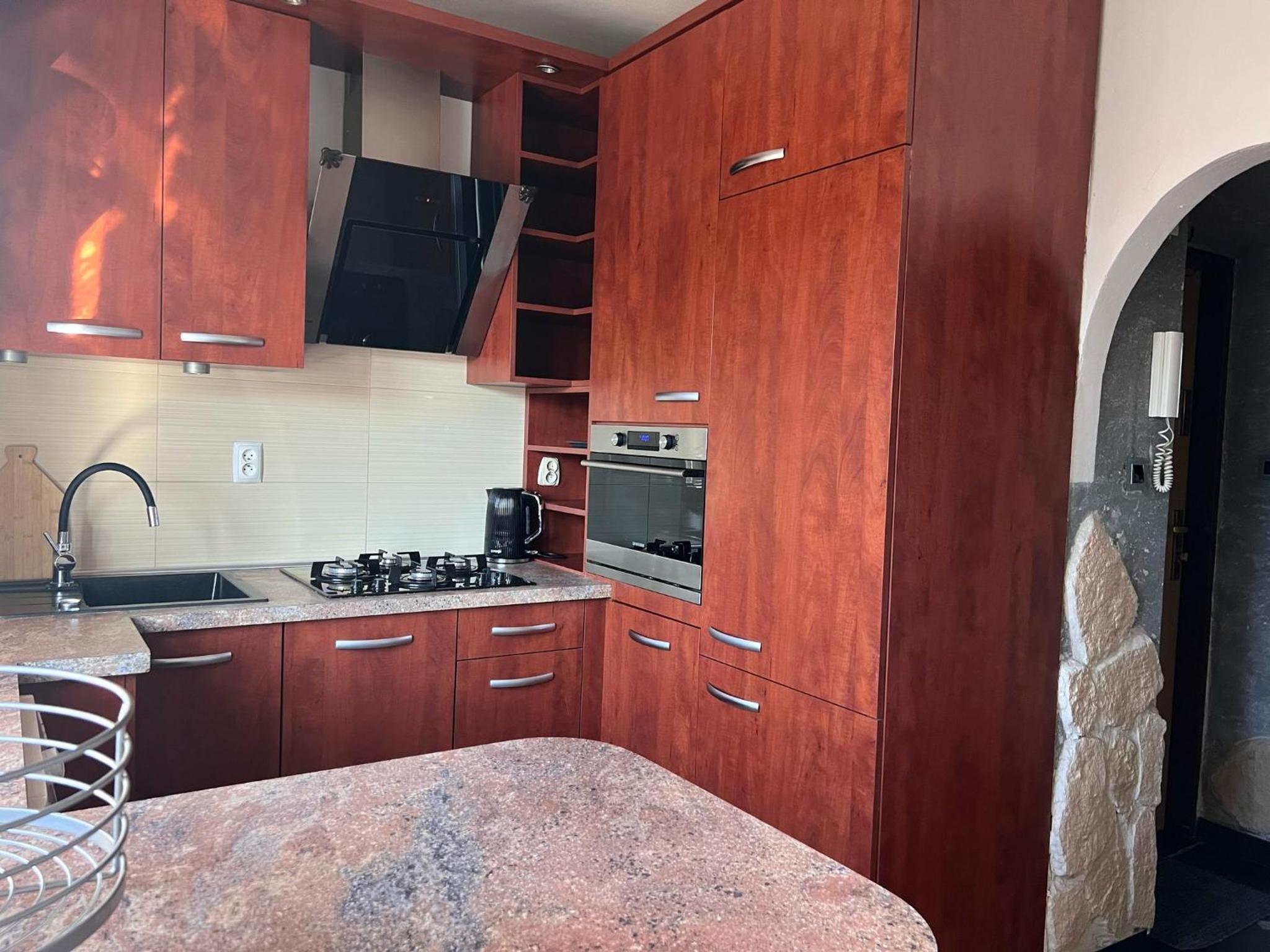 Plac Bankowy Apartment, Metro