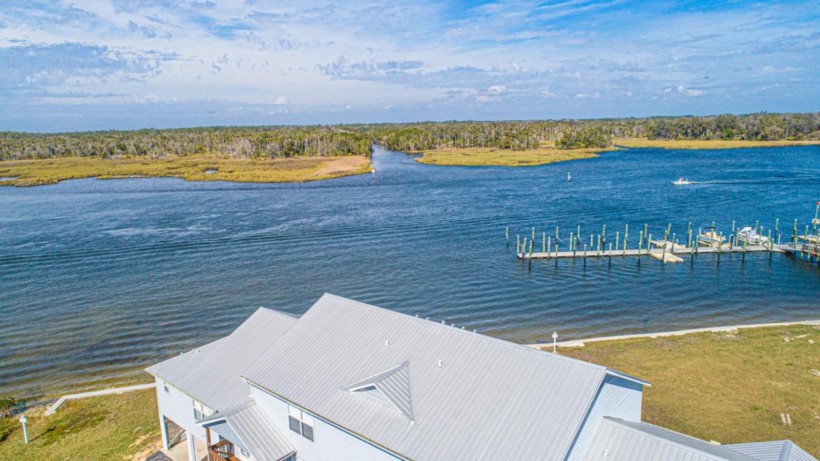 Rivers Edge Retreat on Crystal River with Pool