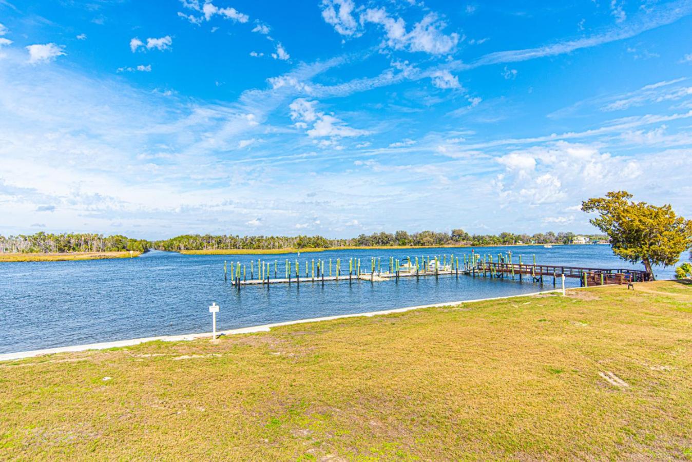 Rivers Edge Retreat on Crystal River with Pool