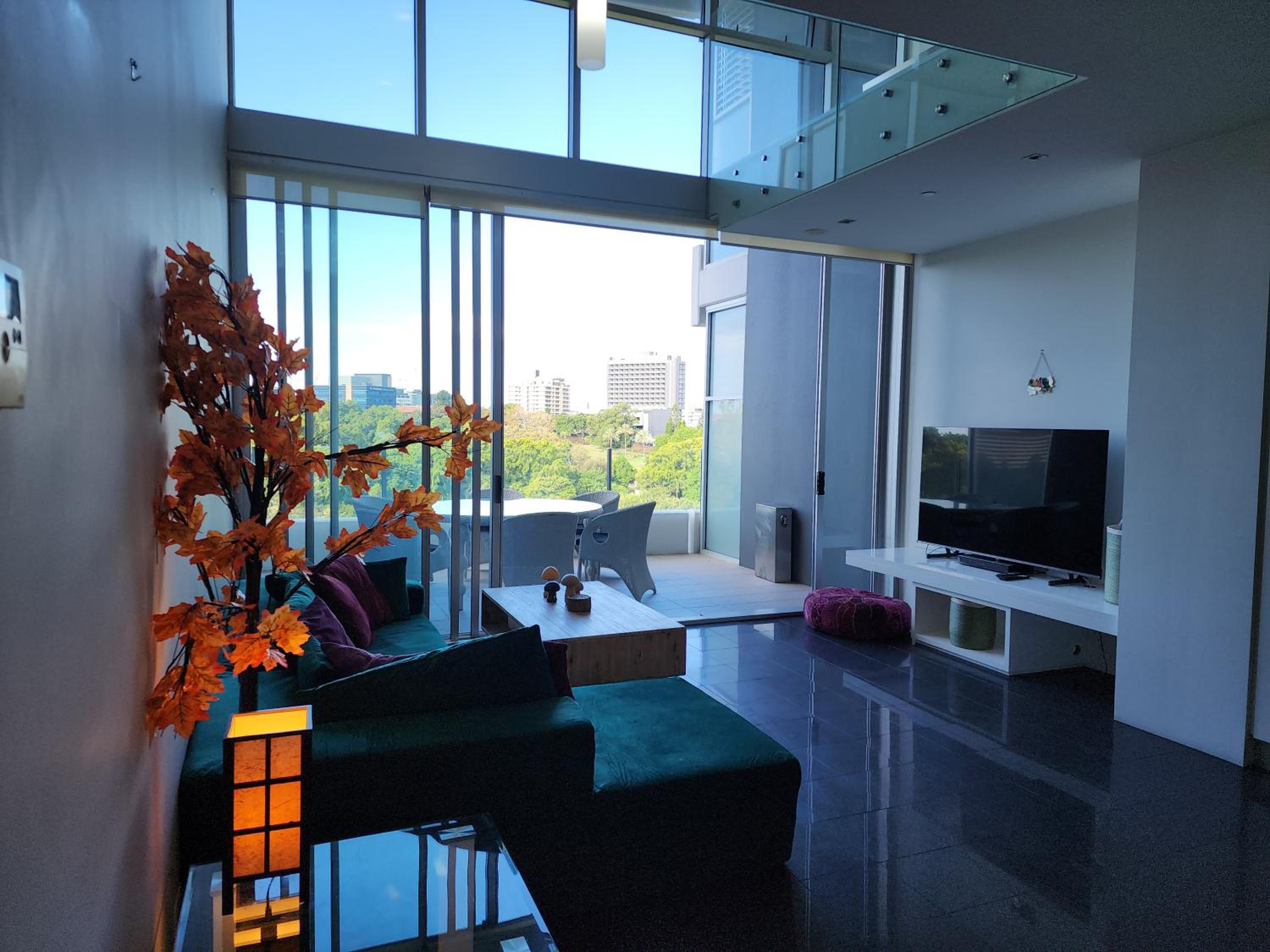 Spacious 1 bedroom mezzanine apartment with large bath views 2 free parking spots