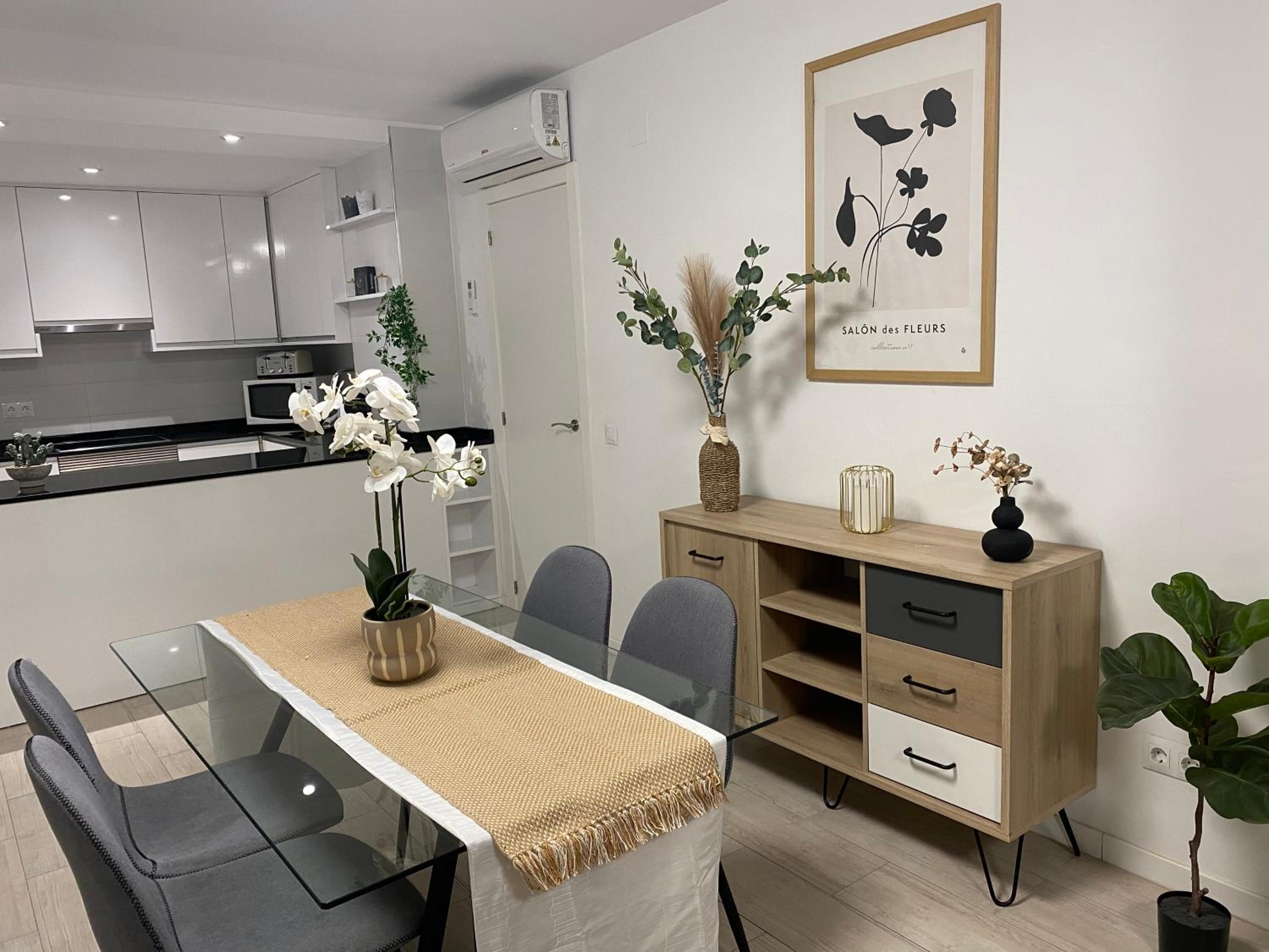 Apartamento ensueño 1a linea playa poniente 6 PAX parking wifi y AC